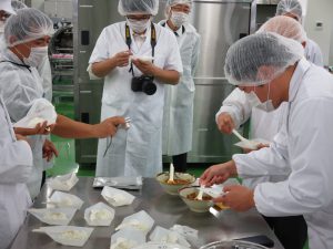 試食（レトルト殺菌前後の味の違いを確認）