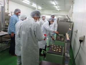 加工実習（煎餅焼き機でサツマイモ煎餅の試作）