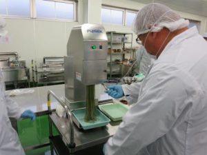 茶粉末を混ぜ込んだ生地をヌードルマシンで押出して茶そばを製造