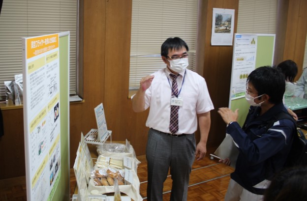 新たな加工技術について研究員が説明